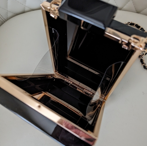 Elegant Black and Gold Paris Chain Bag - Picture 4 of 9